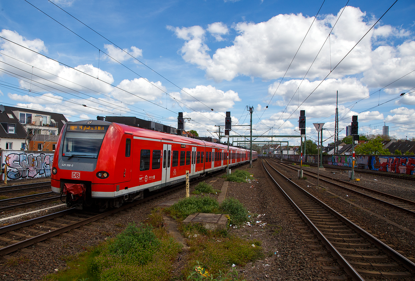 Zwei gekuppelte ET 425er der DB Regio NRW erreichen am 30.04.2023, als RB 27  Rhein-Erft-Bahn  (Koblenz - Köln - Mönchengladbach), den Bahnhof Köln-Ehrenfeld.