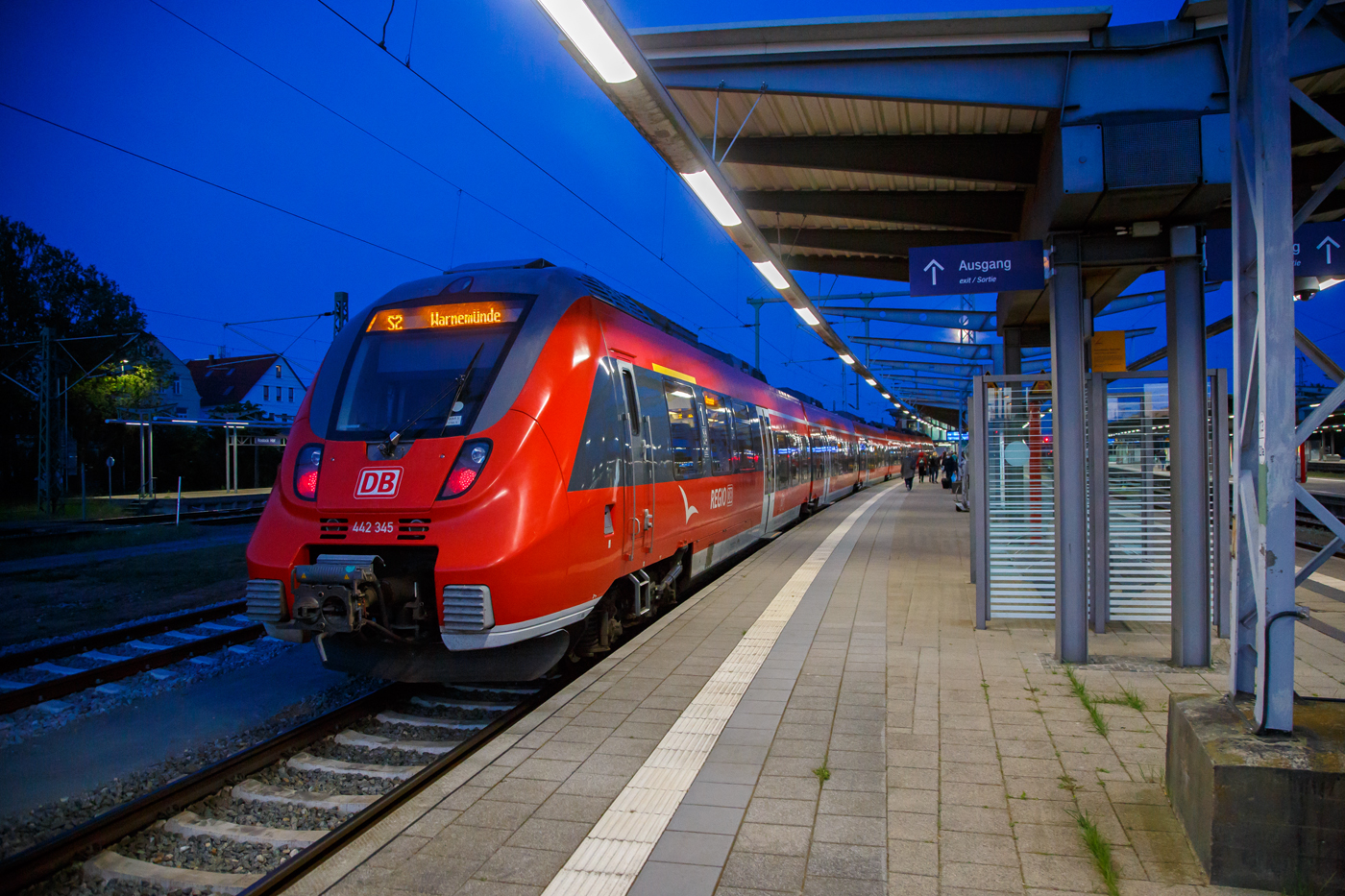 Zwei gekuppelte fnfteilige Bombardier Talent 2 (442 345 / 442 845 und ein weiterer) der DB Regio Nordost als S-Bahn Rostock der Linie S2 (Gstrow – Schwaan - Rostock Hauptbahnhof - Warnemnde), stehen am Abend (21.40 Uhr) des 15 Mai 2022 im Hauptbahnhof Rostock zu Weiterfahrt bereit.

Die S-Bahn Rostock, ursprnglich als Stadtbahn Rostock bezeichnet, ist eine S-Bahn in der mecklenburgischen Hansestadt Rostock. Sie besteht aus drei Linien mit insgesamt rund 90 km Lnge. Die Linie S1 vom Hauptbahnhof nach Warnemnde verkehrt innerhalb des Rostocker Stadtgebiets. Dort wurde bereits in den 1970er Jahren der S-Bahn-Betrieb aufgenommen. Spter wurden die Linien zum Seehafen und in die sdlich gelegene Stadt Gstrow ber Schwaan in das S-Bahn-Netz einbezogen. Im Jahr 2012 wurde die Linie zum Seehafen eingestellt, dafr gehrt seitdem die Verbindung nach Gstrow ber Laage als Linie S3 zur Rostocker S-Bahn. Bis 2014 wurden hauptschlich Wendezge mit Doppelstockwagen eingesetzt. Seitdem fahren auf allen Linien neue Elektrotriebwagen vom Typ Talent 2. Der Verkehr auf den Rostocker S-Bahn-Linien erfolgt, ebenso wie der auf den Regionalbahnlinien, innerhalb des Verkehrsverbundes Warnow (VVW), Betreiber der S-Bahn Rostock ist die DB Regio Nordost.

Auf der Strecke zwischen dem Rostocker Hauptbahnhof und dem Seebad Warnemnde gibt es schon lange einen dichten Vorortverkehr. Tariflich wurde er bereits ab 1923 durch preiswerte Tagesrckfahrkarten begnstigt.
