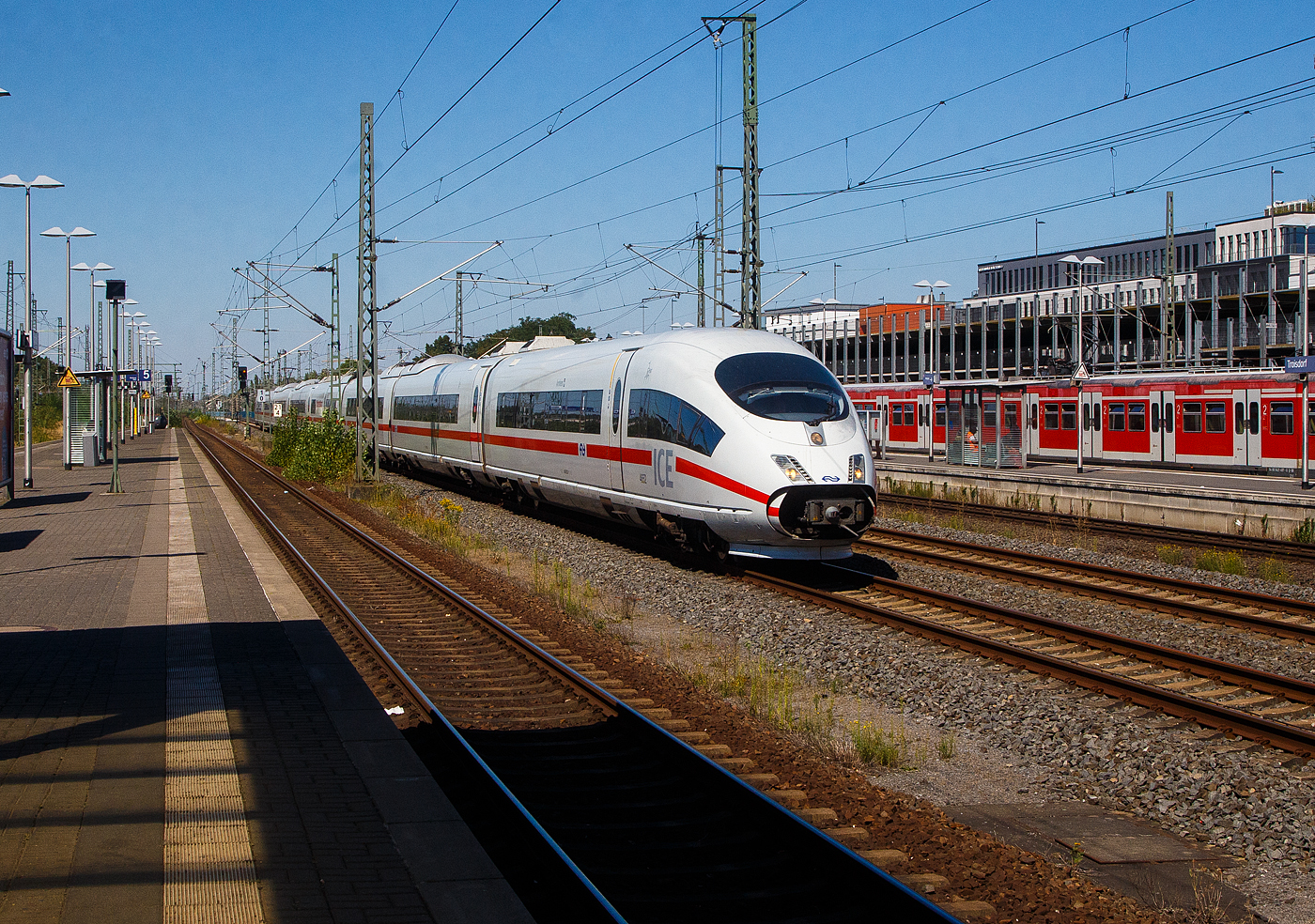 Zwei gekuppelte ICE 3 der BR 406 rauschen am 12 August 2022 durch den Bahnhof Siegburg/Bonn in Richtung Süden. Vorne ist ein NS ICE3.