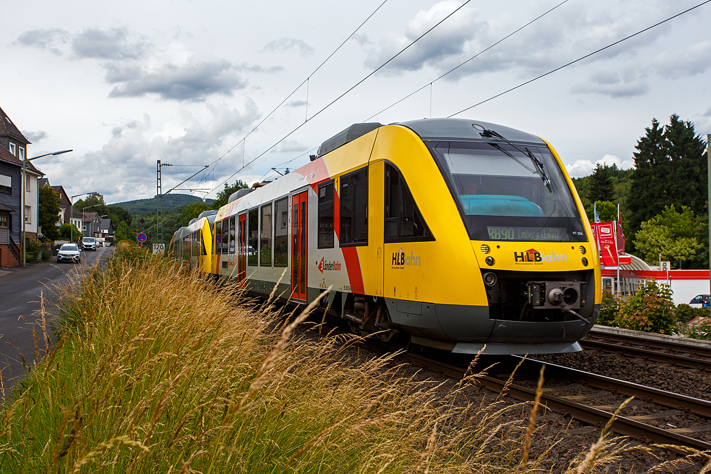 Zwei gekuppelte LINT (ein LINT 27 und ein LINT 41, somit wohl ein LINT 68 der HLB (Hessische Landesbahn) fahren am 11 Juni 2026, als RB 90  Westerwald-Sieg-Bahn  (Siegen - Betzdorf - Au - Altenkirchen - Westerburg), und erreichen bald den Bahnhof Kirchen/Sieg. Vorne der f�hrende VT 208 (95 80 0640 108-6 D-HLB) ein Alstom Coradia LINT 27 und hinten der VT 253 (95 80 0648 153-4 D-HEB / 95 80 0648 653-3 D-HEB) ein Alstom Coradia LINT 41. 