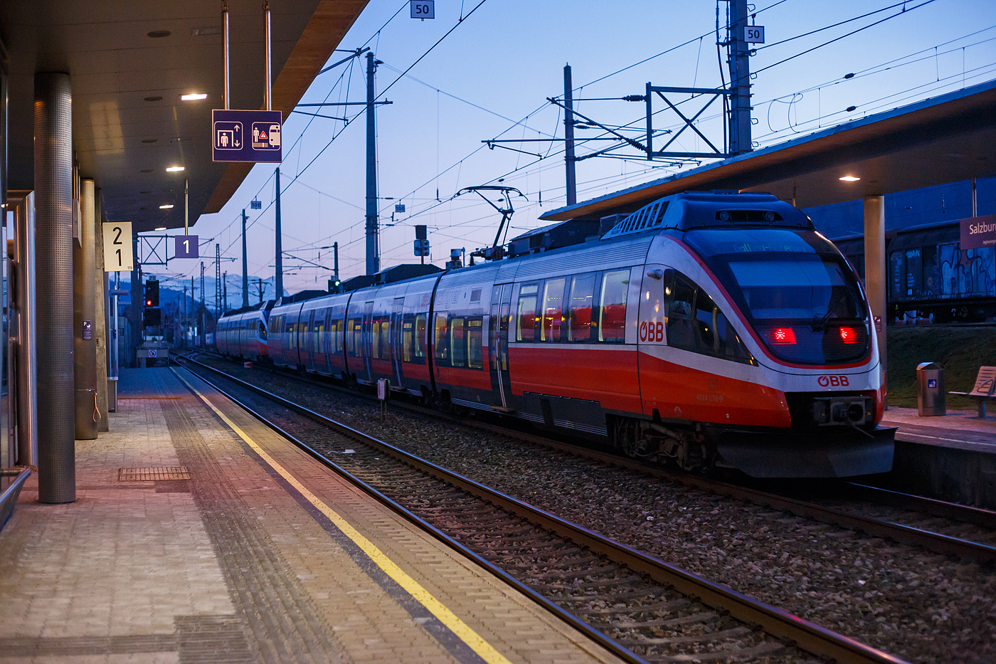 Zwei gekuppelte BB-Elektrotriebzge vom Typ Bombardier TALENT (Talbots leichter Nahverkehrs-Triebwagen) fahren am 13 Januar 2025 als S3 der S-Bahn Salzburg nach Golling-Abtenau in den Bahnhof Salzburg Sam ein. Vorne ein dreiteiliger Elektrotriebzug der BB Reihe 4023 gekuppelt mit einem vierteiligen der BB Reihe 4024.

Die sterreichischen Bundesbahnen (BB) setzen drei Varianten von elektrischen Triebwagen der Bauart „Talent“ ein. Nach einer gewonnenen Ausschreibung bestellten die BB bei Bombardier Transportation Systems Triebzge des Typs Talent 1, die vorher nur mit Dieselantrieben geliefert wurden, in einer elektrischen Ausfhrung. Fr den elektrischen Teil sowie die Leittechnik holte man sich ELIN als Konsortialpartner. Gefertigt wurden die Einheiten zwischen 2004 bis 2008 im von Bombardier bernommenen ehemaligen Stammwerk der Waggonfabrik in Aachen, wo auch die Dieselversionen gebaut wurden. Das ex Talbot Werk in Aachen wurde am 1. Juli 2013 wieder von Bombardier abgestoen.

UIC-Kennzeichnung der Triebfahrzeuge:
Die sterreichischen TALENT-Triebwagen tragen das Gattungszeichen BDET, sie erhielten anfangs Betriebsnummern 93 81 4023 xxx-x, 93 81 4024 xxx-x bzw. 93 81 4124 xxx-x. Damit sind folgende Informationen codiert: elektrische Schnellbahntriebwagen fr den innerstdtischen und Umlandverkehr mit Pltzen der zweiten Klasse sowie Gepck- bzw. Mehrzweckabteil, registriert in sterreich. Die Einheiten zhlten zu den ersten Triebfahrzeugen in sterreich, an denen die vollstndigen, zwlfstelligen UIC-Nummern angeschrieben wurden. Mit der Umlackierung in das Cityjet-Design wurden die Betriebsnummern an die aktuellen UIC-Normen (nun ist die zweite Stelle das Austauschverfahrens fr Triebfahrzeuge codiert und nicht mehr frei whlbar) angepasst und das Austauschverfahren in 94 (Triebzug mit weniger als 190 km/h Hchstgeschwindigkeit) gendert.

Technik:
Der mechanische Teil entspricht der von Talbot und Bombardier zuvor gefertigten Dieselversion. Zur Unterscheidung der einzelnen Glieder des Triebwagens werden diese intern in „Triebwagen“ 4023/4024/4124 (Endwagen mit Stromabnehmer), „Zwischenwagen“ 7023/7024/7124/7224/7324 und „Steuerwagen“ 6023/6024/6124 (Endwagen ohne Stromabnehmer) eingeteilt. Diese Nummern sind innen in den jeweiligen Einstiegsbereichen und auen am Wagenbergang angeschrieben. Die Fhrerstnde, die sich deutlich von der Dieselversion unterscheiden, sind eine eigene Entwicklung fr die BB und wurden fertig montiert in die an den Fahrzeugkasten geklebten Kopfstcke aus GFK eingebaut.

Die Bremsanlage stammt von der Firma Sab-Wabco und ist eine rechnergesttzte direkt gesteuerte elektropneumatische Bremse mit pneumatischer Rckfallebene. In der Regel erfolgt die Bremssteuerung ber den Fahr-Brems-Hebel und die Fahrzeugleittechnik, diese greift vorrangig auf die elektrodynamische Rckspeisebremse der Triebdrehgestelle zurck. Ist dies nicht mglich oder kommt es zu einem Ausfall der Leittechnik, kann ber ein zeitgesteuertes Fhrerbremsventil die mehrlsige indirekte Bremse bedient werden. Die Drucklufterzeugung erfolgt von zwei lfreien Kolbenkompressoren. Zur Speicherung der Druckluft sind insgesamt sieben Luftbehlter ber den gesamten Zug verteilt. Besonderheit bei diesen Garnituren ist, dass die Bremssteuerung fr jedes Drehgestell selektiv durch ein eigenes Steuergert (EPAC) erfolgt, welches das Zusammenwirken aller Bremsen auf dieses Drehgestell regelt.

Die gesamte Leittechnik sowie die elektrische Ausrstung wurde von der sterreichischen ELIN-EBG Traction zugeliefert. Die Leittechnik, bestehend aus den Fahrzeugleitgerten (FLG) und Antriebsleitgerten (ALG) sowie den Fhrerstandsdisplays, wurde aus der Reihe 1014 weiterentwickelt. Die einzelnen Rechner kommunizieren ausschlielich ber Bussysteme. Zustzlich zum Fahrzeugbus (MVB) gibt es noch getrennte Systeme fr Bremsen (SW-Bus), Klimasteuerung (CAN-Bus), und Fahrgastinformation (IBIS-Zugbus). Die Vielfachsteuerung erfolgt ber Zugbus nach BB-Fernsteuerkonzept und ermglicht die Steuerung von bis zu drei Triebwagen von einem Fhrerstand aus.[3] Im Fahrbetrieb stehen dem Triebfahrzeugfhrer drei Fahrmodi zur Verfgung: Eco-Drive, Wrap-Drive und Power-Drive. Je nachdem, welchen man whlt, steht eine grere Leistung, im Power-Drive aber dafr auch nur eine reduzierte E-Bremskraft zur Verfgung. Grundstzlich wird mit ECO-Drive gefahren, der Triebfahrzeugfhrer kann aber ber das Display im Stillstand den Modus wechseln.

Die elektrische Ausrstung fr Antriebssteuerung und Bordnetzversorgung befindet sich in den Endwgen. Am Dach des „Triebwagen“ befindet sich das HV-Modul mit dem Stromabnehmer Bauart VI-U (wie Bauart VI nur mit Luftbalgantrieb), der Vakuum-Hauptschalter, Primrspannungs- und Stromwandler und die berspannungsableiter. An der Unterseite des Moduls befindet sich der Hilfskompressor mit zugehrigem Luftbehlter sowie der Erdungsschalter. Unterhalb des Hochflurbereiches am „Steuerwagen“ befindet sich das BNV-Pack mit den Hilfsbetriebeumrichtern, dem Batterieladegert und den Kompressoren mit Lufttrocknungsanlage. Das Power-Pack befindet sich unterflur am „Triebwagen“, es besteht aus dem Transformator, den Stromrichtern in IGBT-Technologie und der dafr notwendigen Khlanlage. Bei der Zweisystemversion befinden sich in Sitzkisten am 4124 die Systemwhler, die Umschaltung der Trafowicklungen fr 15 kV und 25 kV erfolgt sekundrseitig. Die Stromrichter besitzen einen AZS (Aktiver Zwischenkreis-Schutz), der ber einen „Bremswiderstand“ Spannungsspitzen, die beim elektrischen Bremsen entstehen, abdmpft, so die negative Netzauswirkung der Nutzbremse reduzieren und die Lebenszeit der Leistungselektronik verlngern soll.

Am Dach der Fahrzeuge befinden sich die Klimagerte fr den Fahrgastraum und Fhrerstand, der AZS-Widerstand (nur „Triebwagen“) und die Fahrmotorlfter. Jeder der vier Drehstromfahrmotoren wird von einem eigenen Lfter gekhlt und treibt ber einen Integrierten Gesamtantrieb (IGA) die jeweilige Treibachse an.
