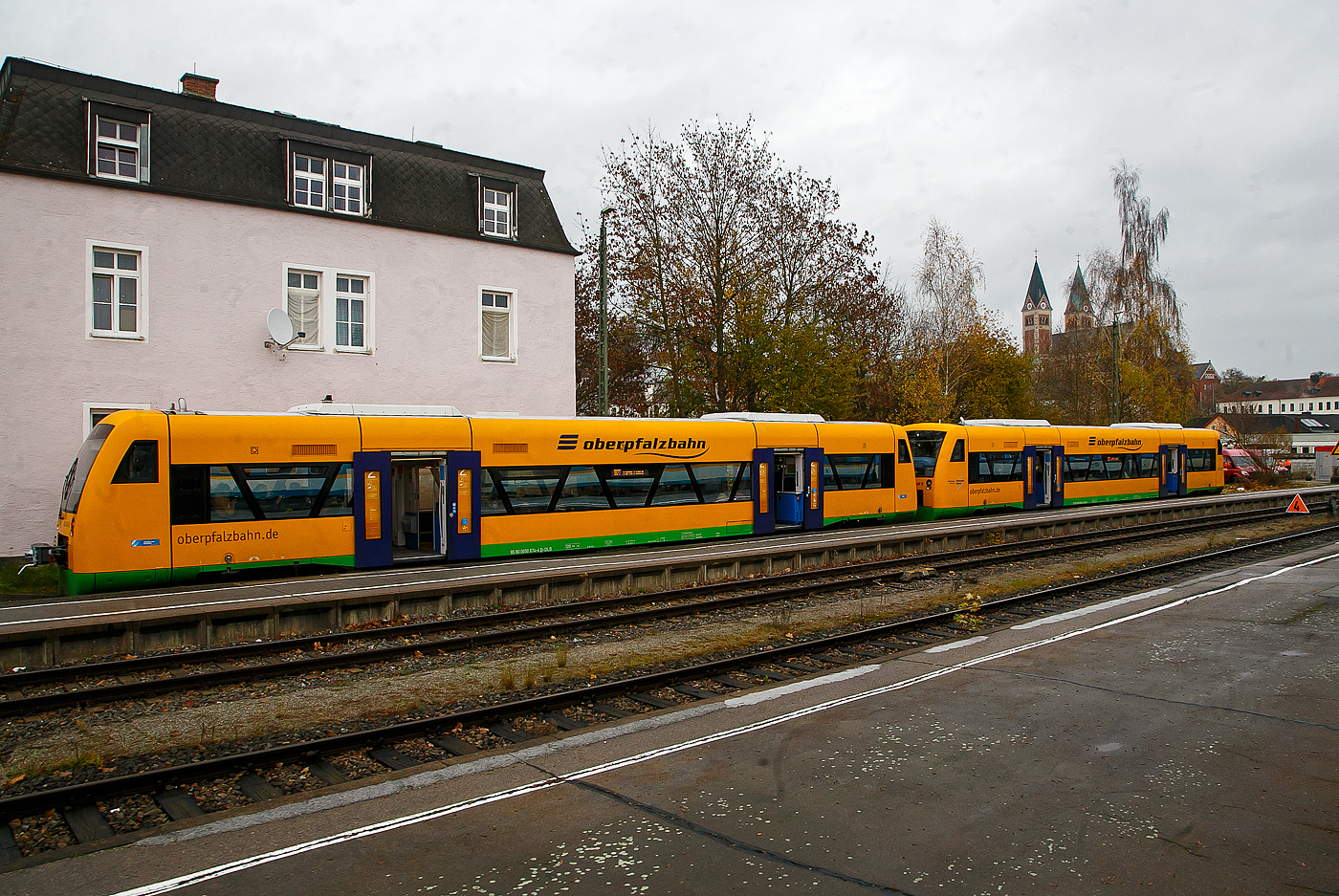 Zwei gekuppelte STADLER Regio-Shuttle RS1 der „oberpfalzbahn“ eine Marke der „Die Länderbahn GmbH (DLB)“, vorne (95 80 0650 669-4 D-DLB) und hinten 650 674 (95 80 0650 674-4 D-DLB), stehen am 22.11.2022 in Cham (Oberpfalz), als RB 27 (ex OPB 3) nach Furth im Wald, zur Abfahrt bereit. 

Diese beiden Regio-Shuttle RS1 wurden 2000 noch von ADtranz (damals DaimlerChrysler Rail Systems) gebaut, der 650 669 unter Fabriknummer 36893 und der 650 074 unter Fabriknummer 36898. Die RS1 sind ursprünglich ein Produkt des Herstellers Adtranz, mit der Übernahme von Adtranz von Bombardier Transportation musste diese den Standort Berlin aus kartellrechtlichen Gründen verkaufen, der somit an die Stadler Rail AG ging. So hat dann Stadler die Produktion der RS1 übernommen.

Die 13 STADLER Regio-Shuttle RS1 (Baujahr 2000/03) der „oberpfalzbahn“ wurden 2013/2014 modernisiert (komplett entkernt und umgebaut). Für die kleinen Fahrgäste ist eine Kinderspielecke entstanden. Verbessert wurde auch die Fahrgastinformation im Fahrzeug. Neue Monitore wurden im Bereich des Aus- und Einstiegs eingebaut und informieren über den aktuellen Verlauf der Fahrt und die weiteren Anschlüsse. Zwei Mehrzweckbereiche pro Fahrzeug bieten ausreichend Platz für bis zu sechs Fahrräder, Kinderwagen und Gepäck. Der stufenlose Einstieg ermöglicht auch mobilitätseingeschränkten Personen einen bequemen Zugang. Das Fahrzeug bietet Platz für ca. 155 Fahrgäste (72 Sitzplätze). 

Der Antrieb erfolgt über 2 MAN Dieselmotoren mit je 257 KW (350 PS) Leitung hydromechanisch über 2 Voith-Diwabus Getriebe U 864, die Höchstgeschwindigkeit beträgt 120 km/h.