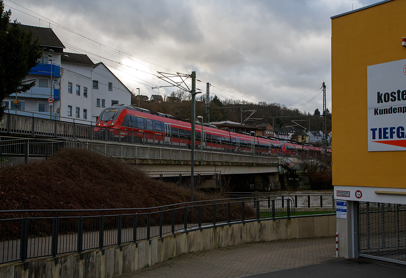 Zwei gekuppelte vierteilige Bombardier Talent 2 (BR 442.2) der DB Regio NRW verlassen am 15.01.2023, als RE 9 - Rhein Sieg Express (RSX) Aachen - Köln - Siegen, den Bahnhof Betzdorf/Sieg und überqueren die Siegbrücke.