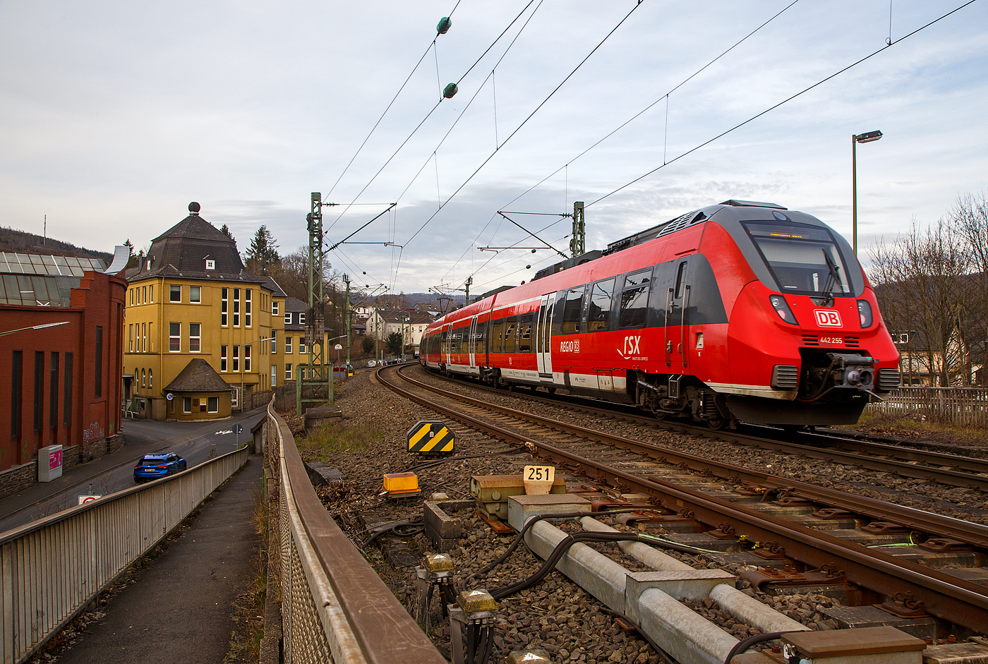 Zwei gekuppelte vierteilige Bombardier Talent 2 (442 260 / 442 760 und 442 755 / 442 255) der DB Regio NRW haben am 22.02.2022, als RE 9 rsx - Rhein-Sieg-Express (Aachen – Köln - Siegen), den Bahnhof Kirchen (Sieg) verlassen und fahren weiter in Richtung Siegen.