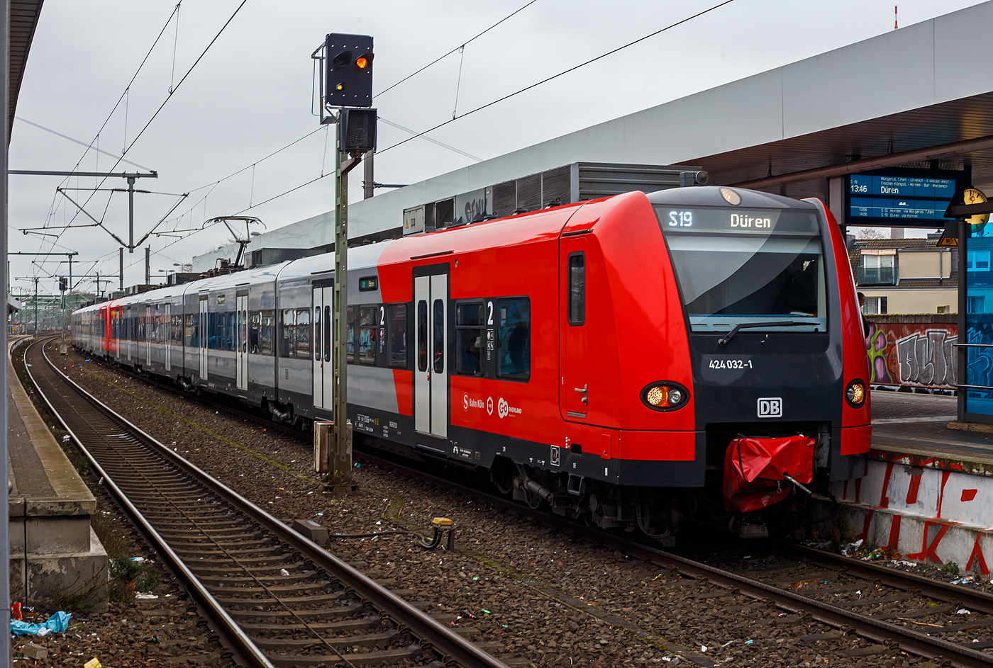 Zwei gekuppelte vierteilige modernisierte Elektro-Triebwagen der Baureihe 424/434 der S-Bahn Köln (Betreiber DB Regio NRW) haben am 30 Dezember 2024 als S 19 nach Düren den Bahnhof Köln-Ehrenfeld erreicht. Vorne der ET 424 032-1 / 434 032-9 / 434 532-8 / 424 532-0 und hinten der ET 424 014-9 / 434 014-7 / 434 514-6 / 424 514-8.

Der ET 424 032-1 usw. wurde 1999 von ADtranz (ABB Daimler-Benz Transportation GmbH) in Hennigsdorf unter den Fabriknummern 22889, 22890, 22891 und 22892 gebaut und an die S-Bahn Hannover geliefert, wo er auch ab 2006 den Namen „Fürstenbad Bad Pyrmont“ trug. Der ET 424 014-9 usw. wurde 2000 von SIEMENS in Uerdingen unter den Fabriknummern 91870-1 bis 91870-4 gebaut und an die S-Bahn Hannover geliefert, wo er auch ab 2006 den Namen „Springe“ trug. Diese Triebzüge waren bis 2022 bei der S-Bahn Hannover im Einsatz, nach einem Redesign bei der Firma Vossloh Rolling Stock in Kiel und den Werken in Krefeld und Hannover, sind sie nun bei der S-Bahn Köln.

Da die S-Bahn Köln stark ausgebaut wird, ist für die Bedienung von zusätzlichen Linien bei gleichzeitig dichterem Takt als heute eine Vergrößerung der Fahrzeugflotte erforderlich. In einem ersten Schritt werden hierfür ab April 2024 bis Juni 2025 insgesamt 24 Fahrzeuge der Baureihe 424 sukzessive modernisiert und in Betrieb genommen. Sie ersetzen zuerst die am Ende ihrer Nutzungszeit angekommenen Fahrzeuge der Baureihe 420.

Die Baureihe 424/434 sind Elektro-Triebwagen, die für die S-Bahn Hannover konzipiert wurden, sie sind durchgängig barrierefrei begehbar.Die vierteiligen Züge wurden gemeinsam mit den S-Bahntriebzügen der Baureihe 423 entwickelt und stellen mit den Zügen der Baureihe 425 und Baureihe 426 eine Einheitsfamilie von neuen Elektrotriebzügen dar. Die Baureihe 424 wurde zwischen 2000 und 2022 von der DB Regio in Hannover eingesetzt, nach dem Betreiberwechsel der S-Bahn Hannover wurden 16 Fahrzeuge danach zur S-Bahn München und 24 zur S-Bahn Köln um beheimatet. 

Der vierteilige Elektrotriebwagen mit Mittelpufferung (Scharfenbergkupplung Typ 10) haben 8 Türen pro Fahrzeugseite und besitzen eine Fahrzeugbodenhöhe von 798 mm. Es können mehrere Fahrzeuge zu einem Zugverband zusammengekuppelt werden, auch mit den Baureihen 425 und 426. Die Baureihe 424 ähnelt stark der Baureihe 425. Beide Baureihen besitzen z.B. die gleiche Länge, die gleiche Anzahl Türen und die gleiche Fußbodenhöhe. Sie unterscheiden sich u.a. in der Höchstgeschwindigkeit und darin, dass in der Baureihe 424 ausfahrbare Trittstufen zur Spaltüberbrückung verbaut sind. Die Fahrzeuge der Baureihe 424 dürfen nur 140 km/h statt 160 km/h fahren, da die in der Baureihe 425 vorhandene Laufwerksüberwachung nicht eingebaut wurde.

Wie der 425 besteht der 424 aus vier Segmenten, geführt vom Endtriebwagen 1 mit der Baureihenbezeichnung 424.0, den beiden Mitteltriebwagen 2 und 3 mit der Bezeichnung 434.0 und 434.5 sowie dem Endtriebwagen 4 mit der Baureihenbezeichnung 424.5. Die Wagenkästen ruhen auf fünf Drehgestellen, davon zwei Enddrehgestelle und drei Jakobsdrehgestelle, wobei das mittlere Drehgestell weder angetrieben noch gebremst wird. Die Fahrzeuge der Baureihe 424 lassen sich nicht nur untereinander kuppeln, sondern auch zu gemischten Mehrfachtraktionen mit 425 und 426 zusammenstellen. Es können maximal vier Triebzüge gekuppelt werden. Im Endtriebwagen 1 ist eine behindertengerechte Toilette eingebaut.

Im Gegensatz zu älteren S-Bahn-Systemen hat das Fahrzeug eine Fußbodenhöhe von nur 798 mm und bietet somit einen nahezu höhengleichen und mit den ausfahrbaren Trittstufen auch barrierefreien Zugang an 760 mm hohen Standard-Bahnsteigen. Die äußerlich ähnliche, technisch aber völlig anders aufgebaute S-Bahn-Baureihe 423 ist auf die höheren Bahnsteige in älteren S-Bahn-Netzen zugeschnitten. Die Fahrzeuge der Baureihen 424/434 haben (wie die Baureihe 425) je zwei Doppelschwenkschiebetüren pro Wagenkasten und Seite, während bei der Baureihe 423 drei Türen pro Wagenkasten und Seite vorhanden sind.

TECHNISCHE DATEN:
Gebaute Anzahl: 40 Einheiten
Hersteller: 	Adtranz/Bombardier oder Siemens
Baujahre: 1999–2000
Modernisierung: 2024 bis 2025
Spurweite: 1.435 mm (Normalspur)
Achsformel: Bo’(Bo’)(2’)(Bo’)Bo’ (in Klammern Jakobs-Drehgestellen)
Länge über Kupplung: 67.500 mm (17,87m + 15,11m + 15,11m + 17,87m)
Achsabstand im End-Drehgestell: 	2.200 mm 
Achsabstand im Jakobs-Drehgestell: 2.700 mm
Treib- und Laufraddurchmesser: 850 mm (neu) / 780 mm (abgenutzt)
Leergewicht: 114,0 t
Höchstgeschwindigkeit: 140 km/h 
Leistung: 8 x 293,75 = 2.350 kW
Bremskraft: 140 kN
Beschleunigung: 1,0 m/s²
Bremsverzögerung: 0,9 m/s²
Motorentyp: Drehstrom-Asynchron vom Typ 1TB1724 0GA02
Anzahl der Fahrmotoren: 4 × 2
Stromsystem: 15 kV 16,7 Hz AC
Stromübertragung: Oberleitung
Kupplungstyp: Scharfenbergkupplung Typ 10
Sitzplätze: 197 (davon 12 in der 1. Klasse)
Stehplätze: 311
Fußbodenhöhe: 798 mm

Die Redesignte „Gebrauchte“:
Die grunderneuerten Fahrzeuge haben die Jury des „German Design Award“ dabei nicht nur aufgrund ihrer ansprechenden Außengestaltung überzeugt, sondern vor allem dank des vollständig modernisierten Innenraums, der die Züge fast zu Neufahrzeugen werden lässt. Das Zuginnere ist völlig neugestaltet. So gibt es etwa für Fahrräder, Rollstühle, Kinderwagen und Gepäck mehr Platz. Auch technisch sind die Züge voll auf Höhe der Zeit: Große und moderne Displays informieren die Fahrgäste detaillierter über ihre Fahrt. Zudem profitieren die Fahrgäste künftig auch von W-LAN und USB-Steckdosen. So setzen die Projektpartner mit den 24 Zügen, die bis 2025 nach und nach zum Einsatz kommen sollen, neue Maßstäbe auf den Kölner S-Bahn-Linien.

Zahlen, Daten, Fakten
• Eingebaute Deckenmonitore: Acht doppelseitige Displays
• Anzahl Steckdosen: Eine USB-Steckdose je Vis-à-vis Sitzgruppe
• Eingebaute LED-Außendisplays: Acht Seitenanzeiger, zwei Fronanzeiger
• Kapazität vor der Modernisierung: 434 (188 Sitzplätze, 246 Stehplätze)
• Kapazität nach der Modernisierung: 508 (197 Sitzplätze, 311 Stehplätze)
• Anzahl der Fahrradstellplätze nach der Modernisierung: 18 (zuvor 9)
• Anzahl ausgewiesener Rollstuhlstellplätze nach der Modernisierung: Beförderung im Mehrzweckabteil, Zwei Plätze mit Anforderungsschalter (zuvor keine)
• Höchstgeschwindigkeit: 140 km/h
• Anzahl Türen: 16 (Acht Türen je Seite)

Die Vorteile der modernisierten Züge auf einen Blick
• Nachhaltig: Die äußerst zuverlässigen Fahrzeuge aus den Baujahren 1999 und 2000 wurden vollständig umgebaut und modernisiert. Dabei wurden vorhandene Komponenten aufgearbeitet und energiesparende LED-Lampen verbaut.
• Pünktlicher: Dank moderner Fahrgastinformationen laufen Aus- und Einstieg schneller ab. Dies hat einen positiven Effekt für die Pünktlichkeit.
• Technisch zeitgemäß: Die Fahrgastinformation erfolgt über acht große Monitor-Gondeln über dem Mittelgang im Fahrzeug, dazu gibt es W-LAN und USB-Steckdosen.
• Offen und transparent: Helle Fußbodenbereiche kennzeichnen die Laufwege, während die Sitz- und Mehrzweckbereiche einen dunkleren Fußbodenbelag haben.
• Geräumig: Das Mehrzweckabteil mit Platz für bis zu 18 Fahrräder. Durch den Umbau bieten die Züge nun noch mehr Sitzplätze
