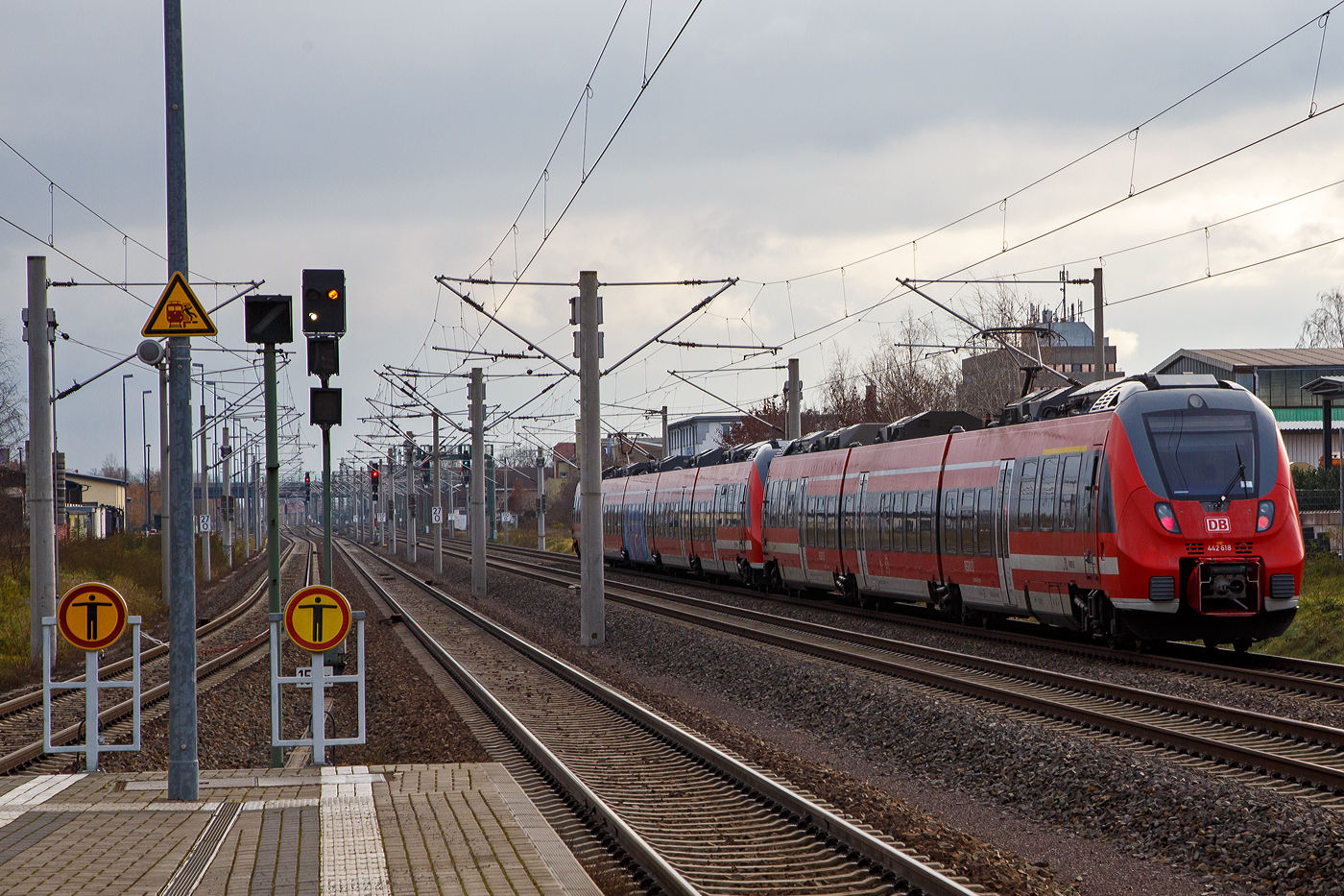 Zwei gekuppelten Bombardier Talent 2 (der fünfteilige 442 811 / 442 311 und der dreiteige 442 118 / 442 618) der DB Regio Südost, rauschen, als RE 50 „Saxonia-Express“ (Leipzig – Risa – Dresden), am 07 Dezember 2022 durch Radebeul-Ost in Richtung Dresden.