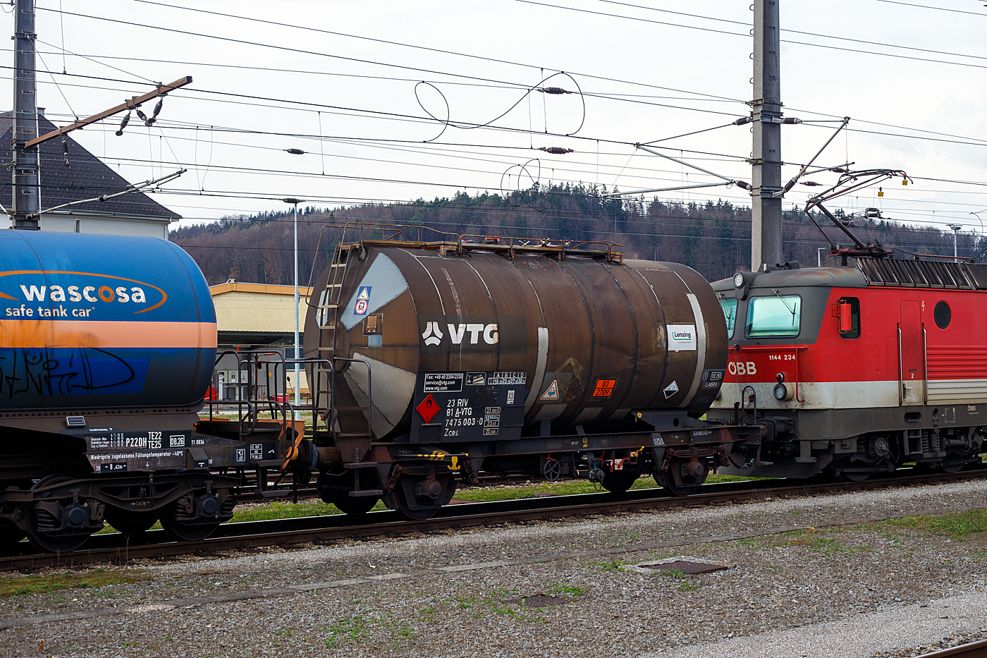 Zweiachsiger 33 m³ Kesselwagen mit Heizung, 23 81 7475 003-0 A-VTG, der Gattung Zces, der Vermietungsfirma VTG AG (Hamburg), vermietet an die Lenzing AG (die Fasern aus Holz produziert), am 02 April 2025 im Zugverband im Bahnhof Attnang-Puchheim (Oberösterreich). Das Ladegut laut Gefahrgut-Warntafel (83/2789) ist Essigsäure (Eisessig) mit mehr als 80% Säure, hier eine biobasierte Essigsäure aus der Zellstoffproduktion.

TECHNISCHE DATEN (gem. Anschriften):
Spurweite: 1.435 mm (Normalspur)
Achsanzahl: 2
Länge über Puffer: 9.400 mm
Achsabstand: 5.400 mm
Eigengewicht: 12.950 kg
Tankinhalt: 33.300 l 
Maximales Ladegewicht: 32,0 t ab Streckenklasse D0
Höchstgeschwindigkeit: 100 km/h
Bremse: KE-GP (LL)
Bremssohle: J847
Handbremse: Ja, auf einer Bremserbühne
Verwendungsfähigkeit: RIV

Tankcode: L4BH
L = Tank für Stoffe in flüssigem Zustand 
4 = zutreffender Mindestprüfdruck in bar (Berechnungsdruck 10 bar)
B = Tank mit Bodenöffnungen mit 3 Verschlüssen für das Befüllen oder Entleeren
H = luftdicht verschlossener Tank

Die Bedeutung der Gattung Zces:
Z = Kesselwagen
c = 2 Radsätze (2 Achsen)
e = mit Heizung
s = zugelassen für Züge bis 100 km/h