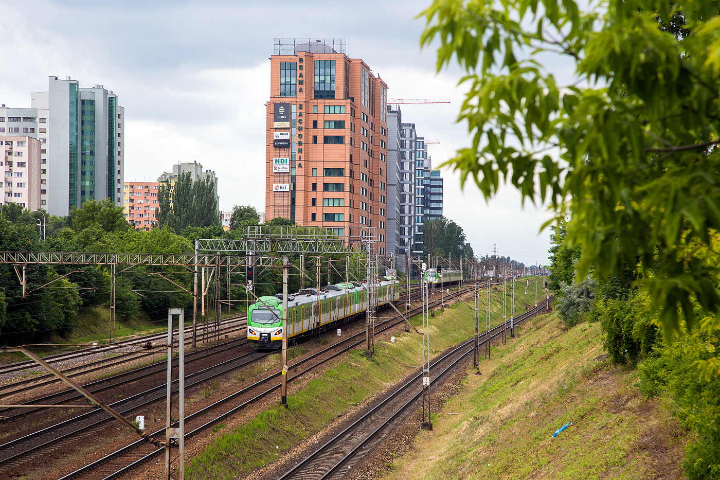 Zweigekuppelte dreiteilige elektrische Triebzüge, modernisierte Pafawag 5B/6B der Koleje Mazowieckie - KMKOL (Masowische Eisenbahnen), haben am 26 Juni 2017 den Bahnhof Warszawa Ochota (in Warschau) verlassen. Hier am Schluss der EN57AKM-1713 (2 120 501-3).

Die Koleje Mazowieckie (KM) führt  seit 2005 den Regionalverkehr in der Woiwodschaft Masowien auf dem Gleisnetz der PKP PLK durchführt. 
