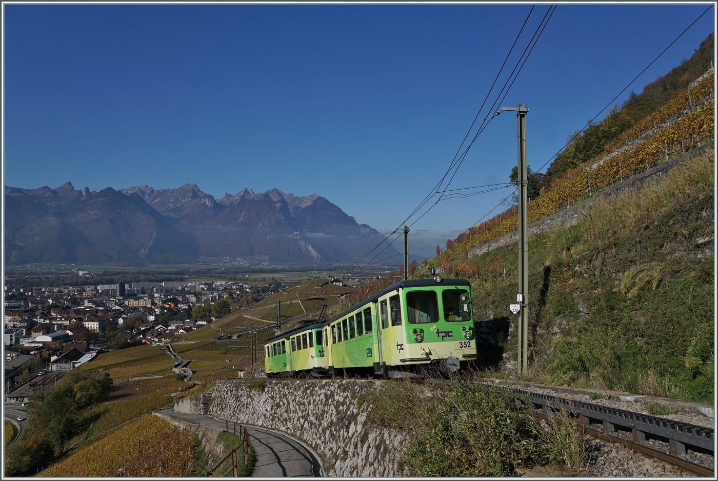 Zwischen Aigle Dépôt A-L und Fontanney ist ein A-L Regionalzug auf dem Weg nach Leysin.
Ein TPC A-L BDeh 4/4 schibt den Bt 352 bergwärts.
 
2. Nov. 2024