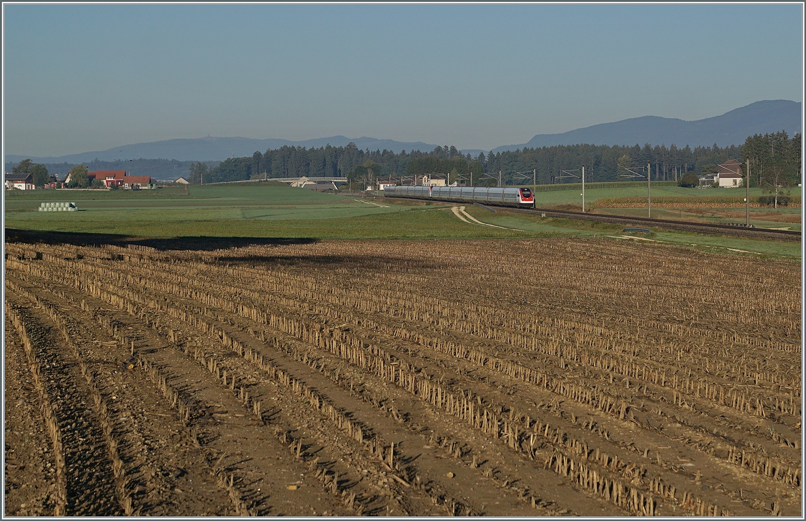 Zwischen Etziken und Bolken auf der  ABS Solothurn - Wanzwil sind zwei ICN auf dem Weg von Genève-Aéroport nach Rorschach. Auf dem Streckenabschnitt Subigen - Wanzwil verkehren die Züge mit Vmax 200 km/h, von Solothurn bis Subigen mit Vmax 140 km/h. 

12. Sept. 2022