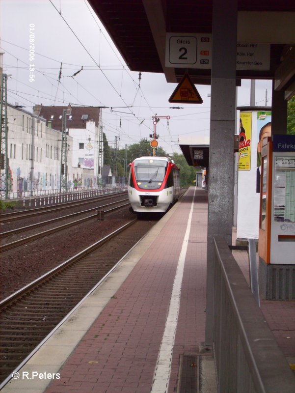 1008-1 steht am Bahnsteig von D�sseldorf-V�lklingerstrasse mit der S28 Kaars See. 01.08.06