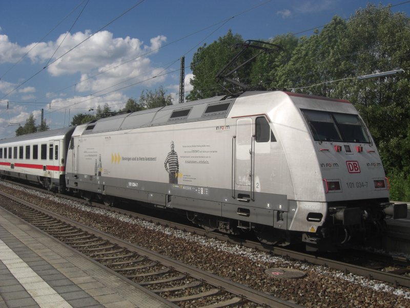 101 034-7  In Form  beim Halt am 3. Juni 2009 im Bahnhof von 
Prien am Chiemsee.
