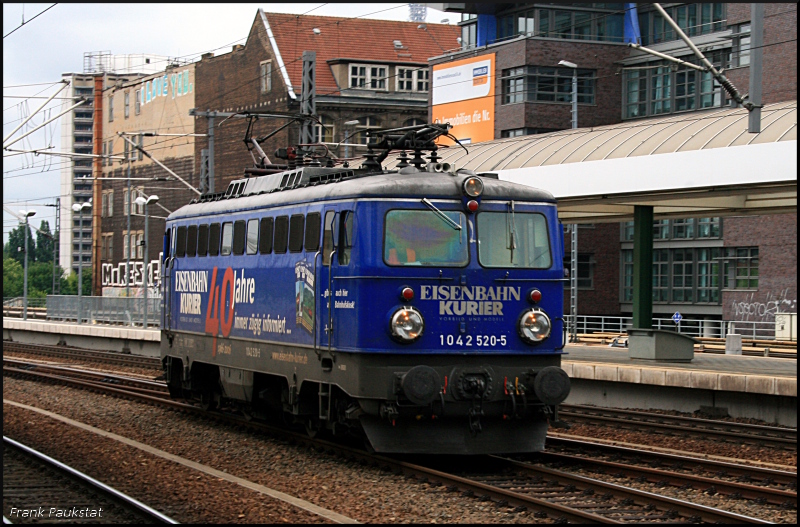 1042 520-5  Eisenbahn-Kurier  beim Umsetzen. Sie brachte den DPE88725 aus Stuttgart (Berlin Ostbahnhof, 27.06.2009)