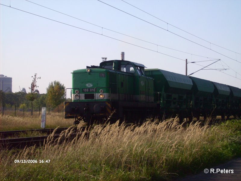 106 010 f�hrt in Eisenh�ttenstadt mit ein Schotterzug ein. 13.09.06