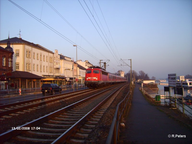 110 431-4 erreicht R�desheim an dem Rhein mit ein RE Koblenz. 13.02.08