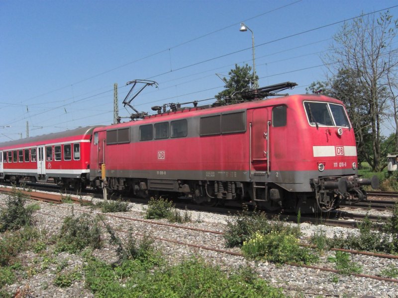 111 018-8 kurz nach der Ausfahrt aus dem berseer Bahnhof. Foto-
grafiert am 28. Juni 2008.