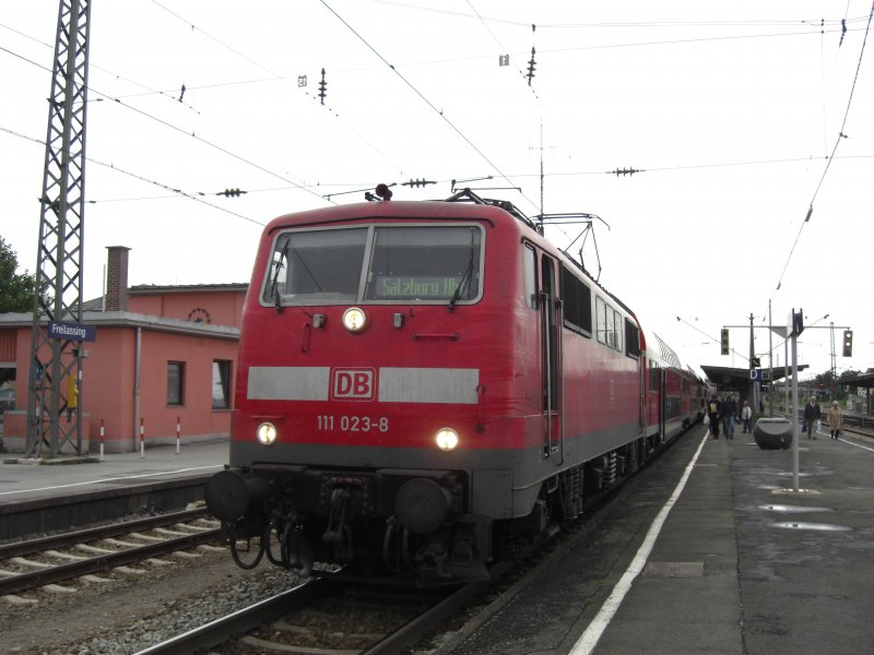 111 023-8 im Bahnhof von Freilassing in Fahrtrichtung Salzburg am 23. August 2008 fotografiert.