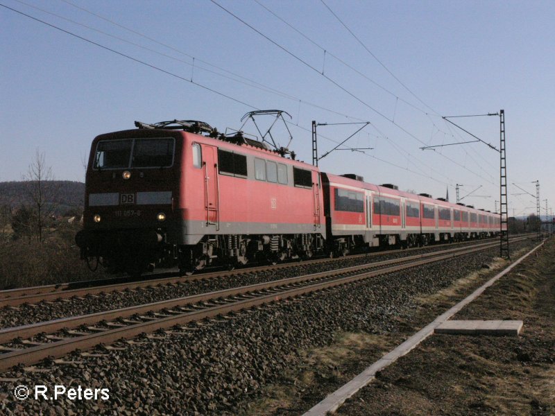 111 057-6 zieht ein RE Frankfurt/Main bei Th�ngersheim. 16.02.08