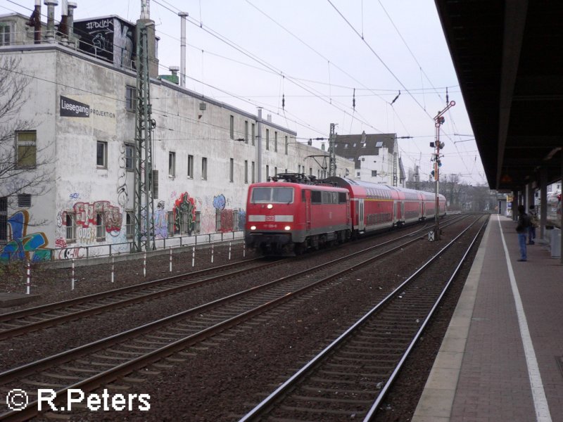 111 135 zieht ein RE6 nach Aachen durch D�sseldorf-V�lklingerstrasse am 06.01.06