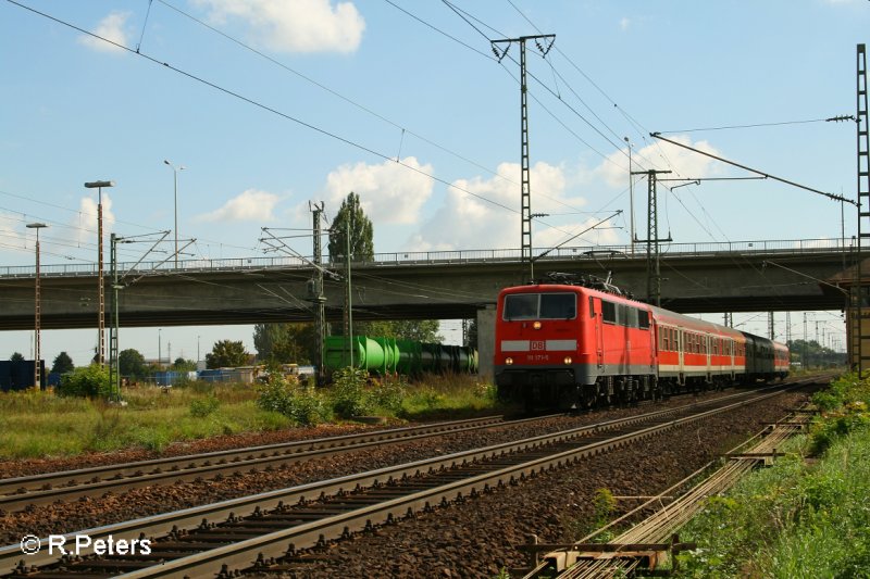 111 171-5 f�hrt an Regensburg Ost vorbei mit einer RB Neuenmakrt7Oberpfalz. 13.09.07