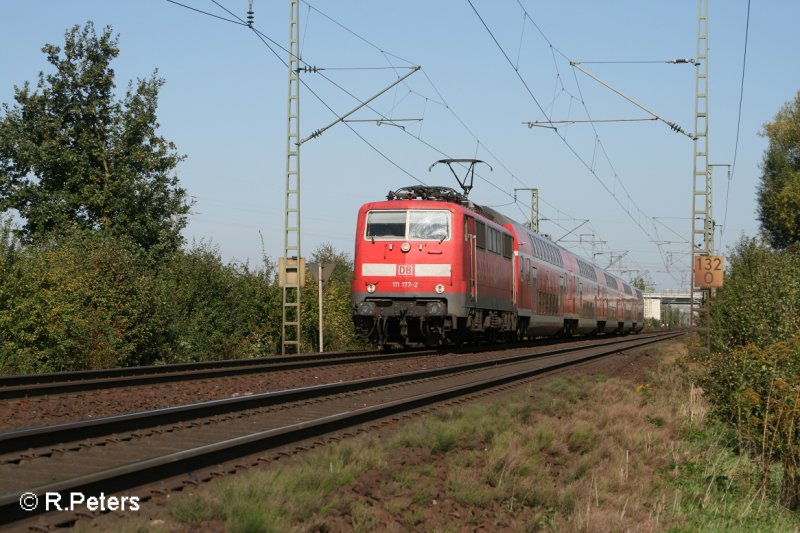 111 177-2 zieht kurz vor Obertraubling ein RE M�nchen.13.09.07