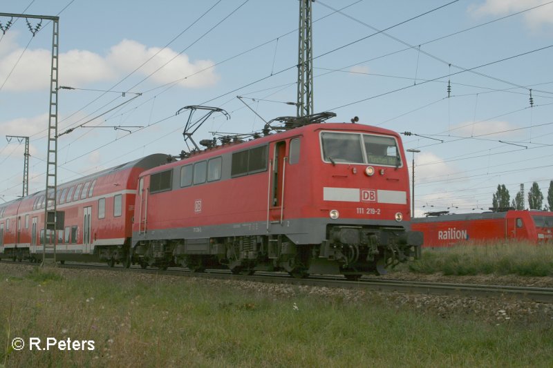 111 219-2  zieht ein RE M�nchen an Regensburg Ost. 13.09.07