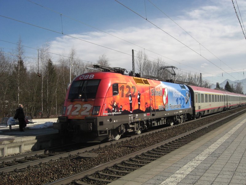 1116 250-0 der ehemalige  Mozart-Stier  nun als  Feuerwehr-Lok 
unterwegs. Prien am Chiemsee - 4. Mrz 2009.
