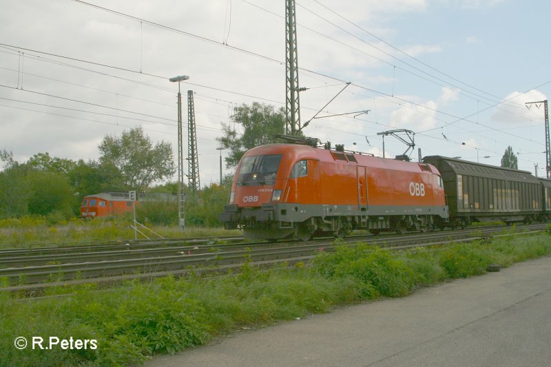 1116 273 zieht ein Gedeckten G�terzug bei Regensburg Ost. 13.09.07