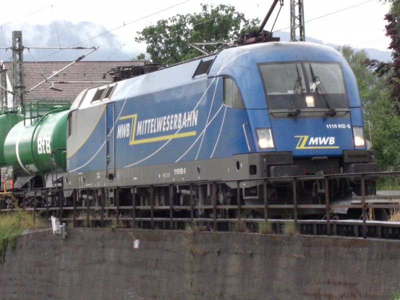 1116 912-5 der  Mittelweser-Bahn  bei einem Zwischenhalt im
Bahnhof von Prien am Chiemsee.