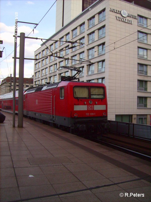 112 120-1 verl�sst Berlin Friedrichstrasse mit den RE2 Cottbus. 08.07.07