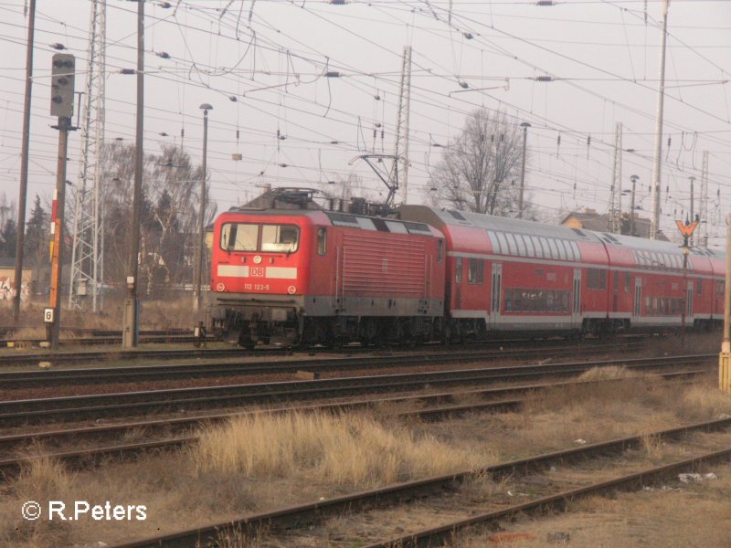 112 123 hat Eisenh�ttenstadt mit ein RE erreicht udn rollt nun aufs Ausweichgleis. 04.01.08