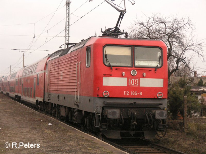 112 165-6 schiebt den RE1 Magdeburg aus den Bahnhof Eisenh�ttenstatd. 09.02.08