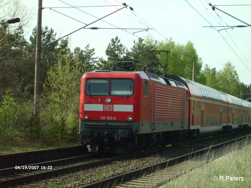 112 183-9 erreicht gleich Eisenh�ttenstadt mit gleichnamigen RE1. 19.04.07