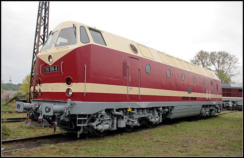 119 199-8 als Austellungsfahrzeug bei dem Bw-Fest. Die Lok wurde 1985 gebaut (ex DR; Leihgabe MEG, Eisenbahnfest des TEV zum Weimarer Zwiebelfest, Weimar 10.10.2009)