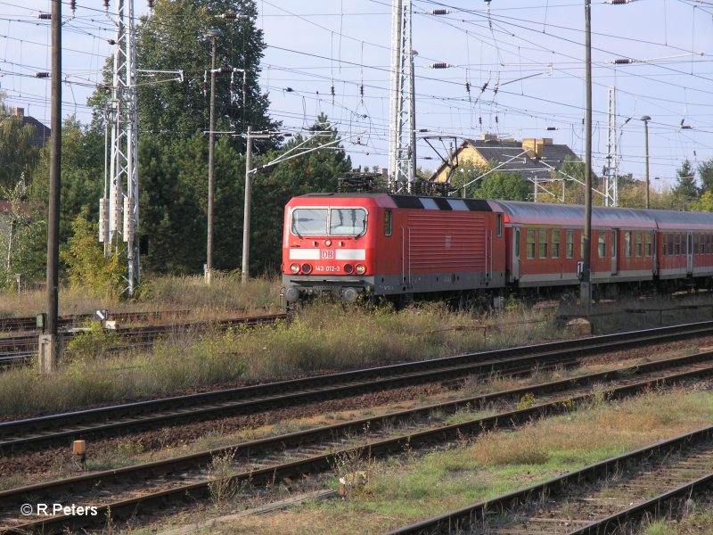 143 012-3 verl�sst Eisenh�ttenstadt mit ein RB 11 Cottbus. 03.10.07
