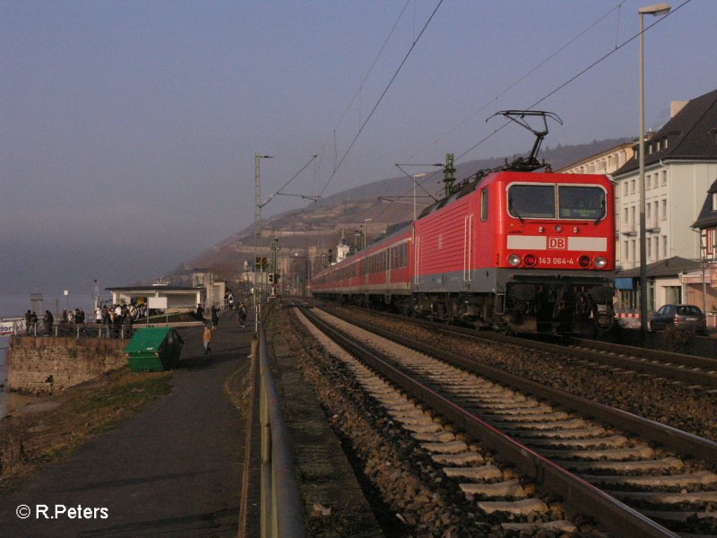 143 064-4 erreicht R�desheim an dem Rhein mit einer RB Koblenz. 13.02.08