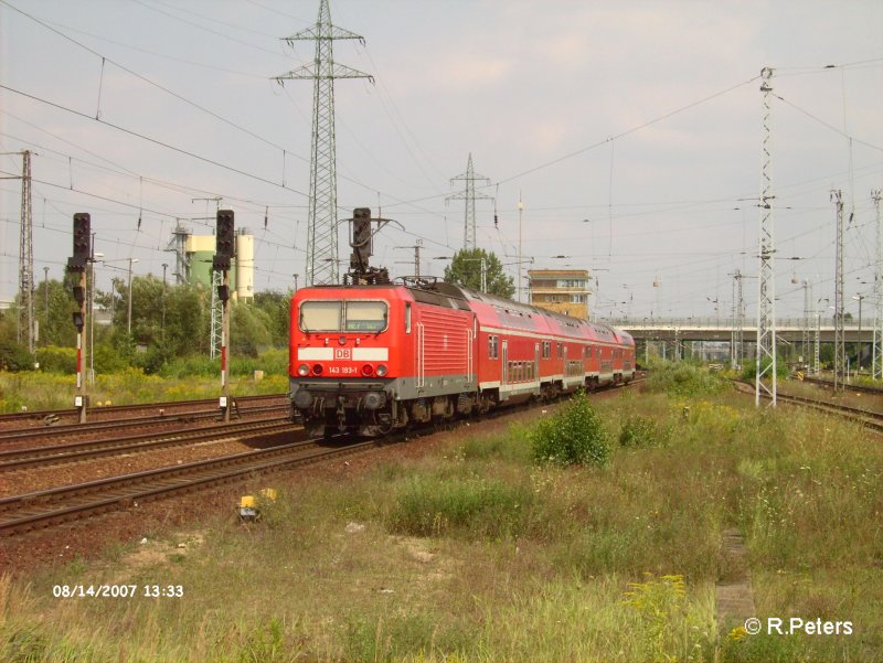 143 193-1 verl�sst Berlin-Sch�nefeld mit den RE7 geschoben. 14.08.07
