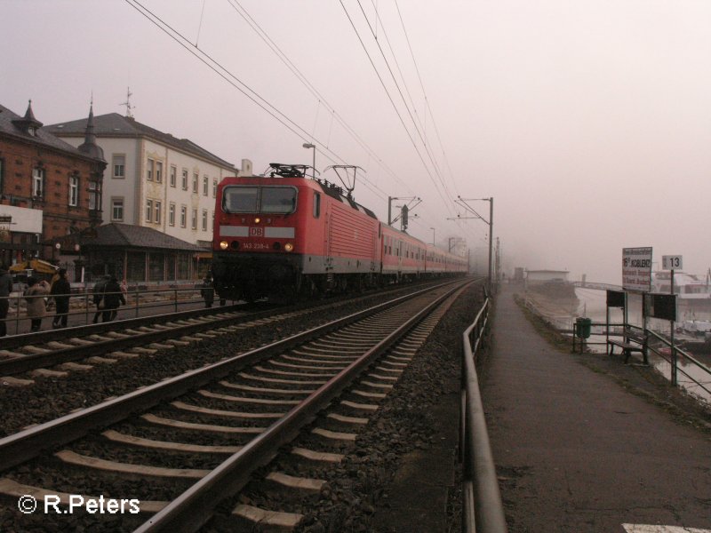 143 238-4 f�hrt mit der RB Koblenz in R�desheim an dem Rhein ein. 14.02.08