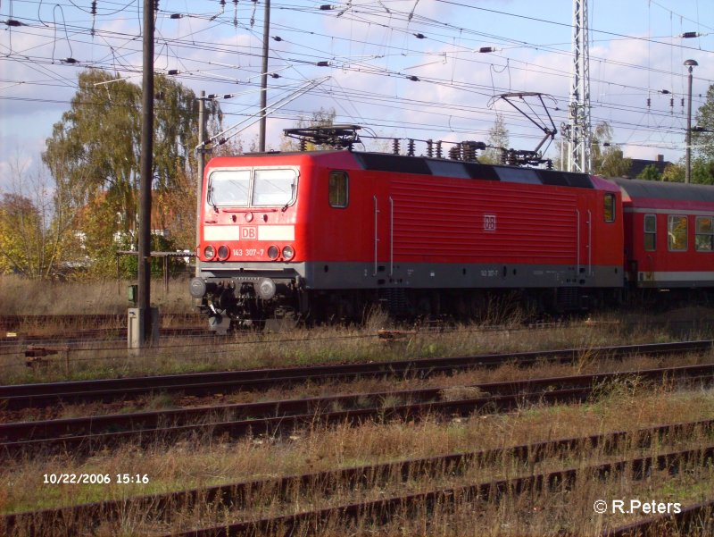 143 307-7 verl�sst Eisenh�ttenstadt mit ein RB 11 Cottbus. 22.10.06