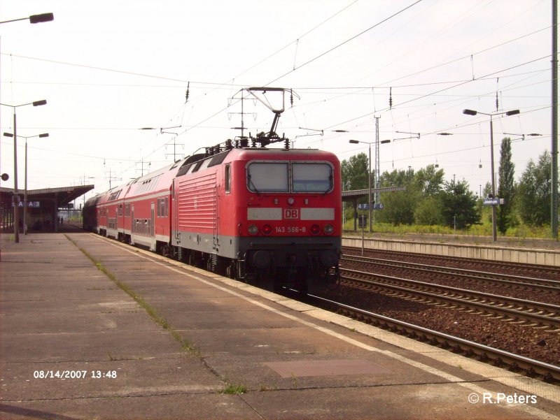 143 566-8 erreicht mit den RB14 nauen Berlin-Sch�nefeld. 14.08.07