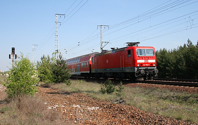 143 859-7 mit defekten Dosto-Wagen (DB Regio AG - RL Südost Erfurt, ZWS/ZDS/FMZ/TAV + GPS; gesichtet Berlin Wuhlheide, 24.04.2009).
