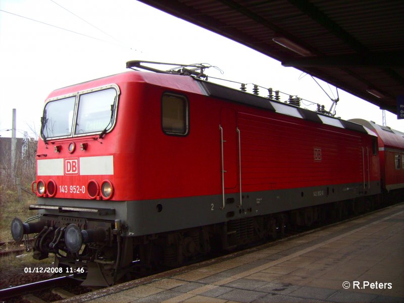 143 952-0 steht mit ein RB11 Cottbus in Eisenh�ttenstadt. 12.01.08
