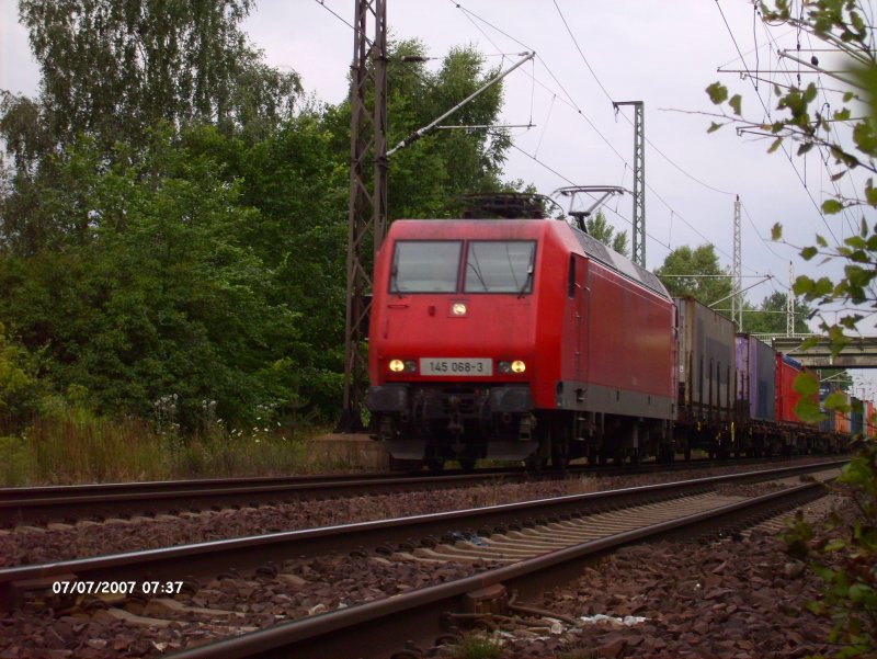 145 068-3 zieht auf den S�dlichen Berliner Aussenring (BAR) bei Ahrensdorf ein Containerzug. 07.07.07