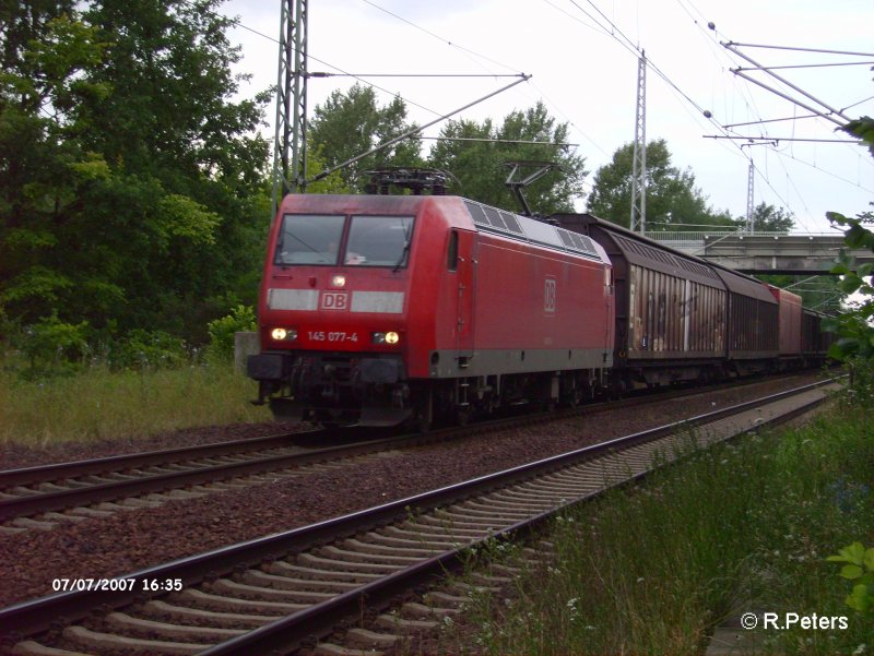 145 077-4 zieht auf den s�dlichen BAR ein gedeckten G�terzug. 07.07.07