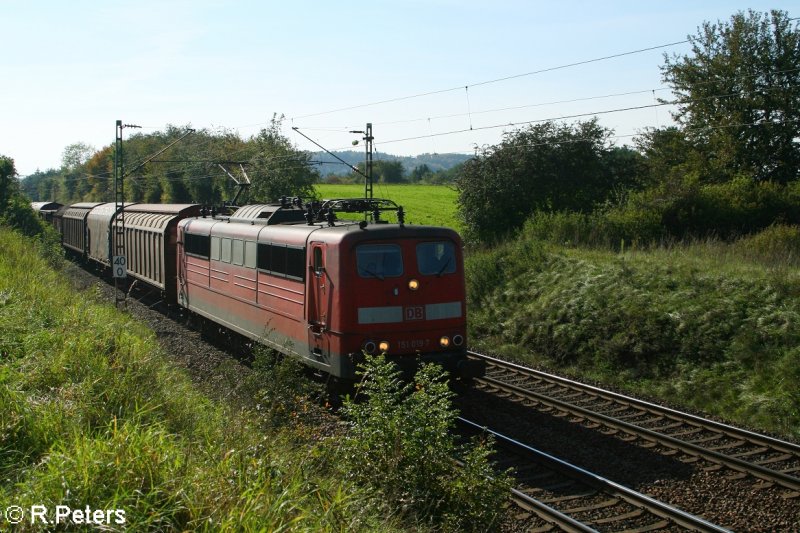 151 019-4 zieht kurz vor Parsberg ein gemischten G�terzug. 21.09.07