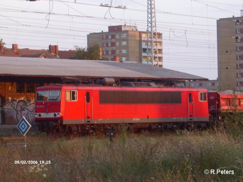 155 007 steht mit ein Schotterzug aus Seitenkippwagen in Eisenh�ttenstadtabgestellt. 02.09.06