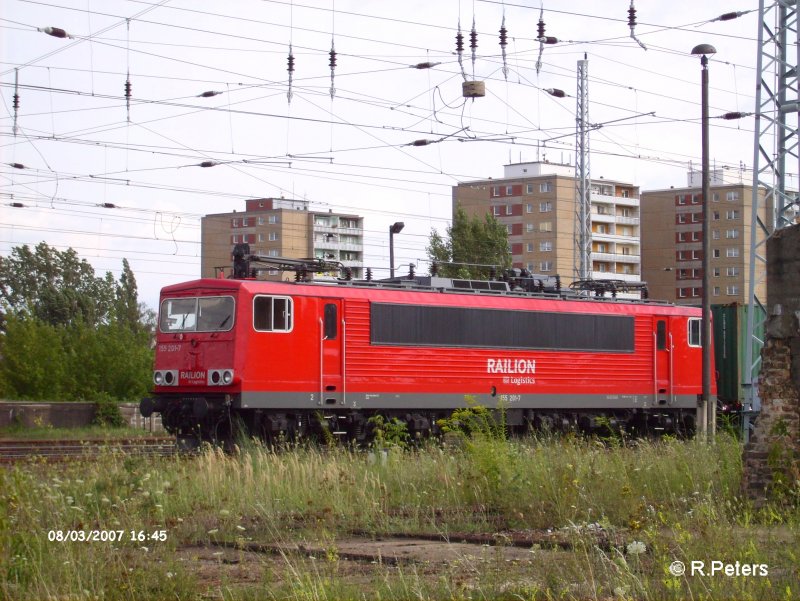 155 201-7 steht mit ein Containerzug in Eisenh�ttenstadt abgestellt. 03.08.07