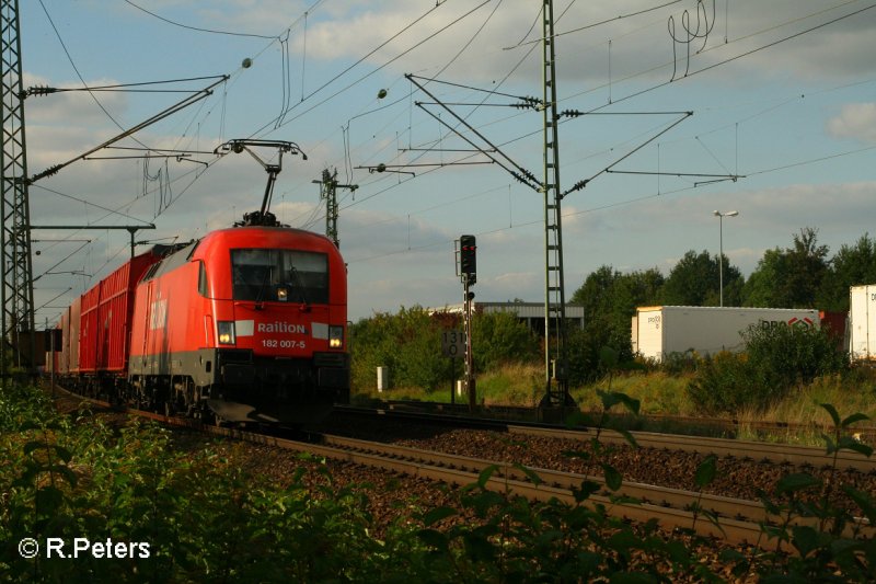 182 007-5 zieht ein Gedeckten G�terzug durch Obertraubling. 13.09.07