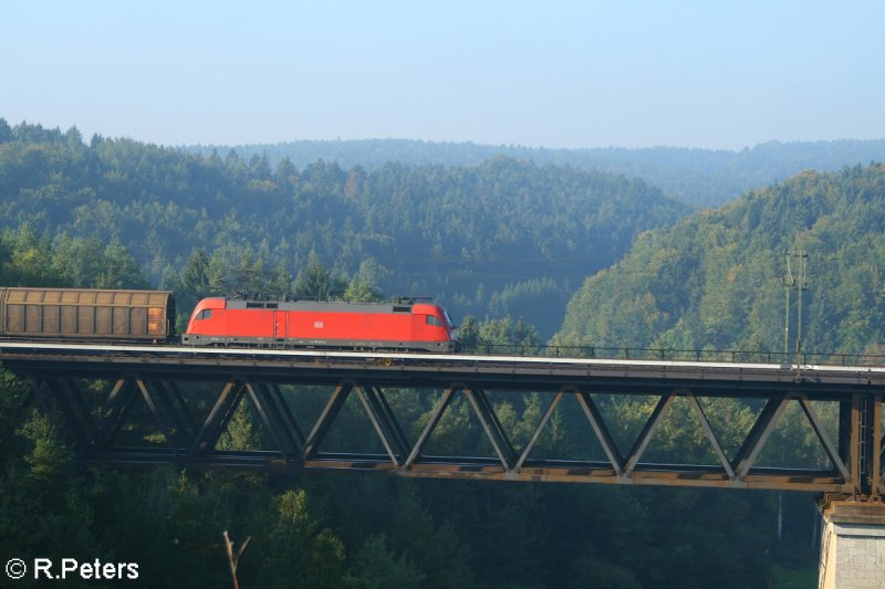 182 021-6 �berquert die Br�cke bei Beratzhausen mit einem gedeckten G�terzug. 21.09.07