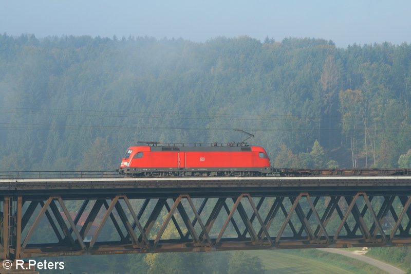 182 024-0 �berquert die Br�cke bei Beratzhausen mit ein Containerzug. 21.09.07